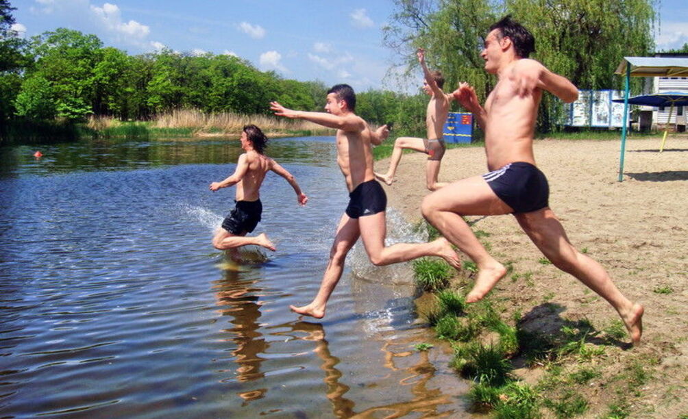 Школьники купаются. Лето люди купаются. Купание в водоемах. Купание в открытых водоемах.
