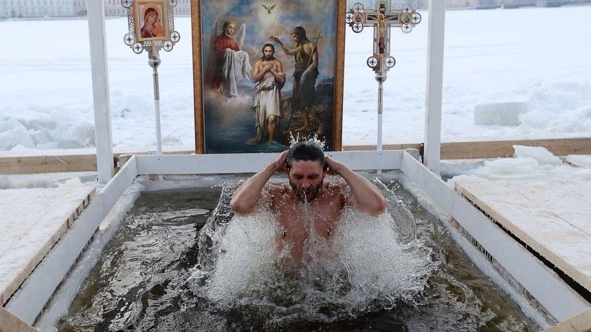 Как безопасно окунуться в прорубь на Крещение