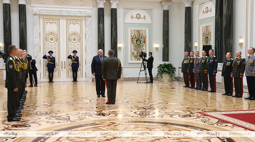 Lukashenko presents general’s shoulder straps to high-ranking officers 