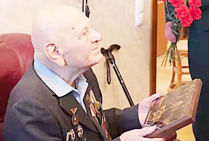104-летнего ветерана Ивана Назаренко поздравили военнослужащие 1405 артиллерийской базы боеприпасов