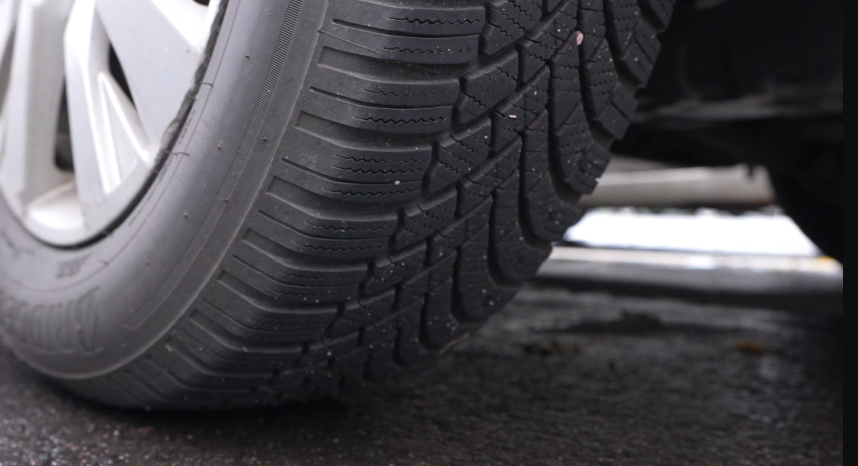 С 1 декабря ГАИ вправе штрафовать водителей за езду на летней резине