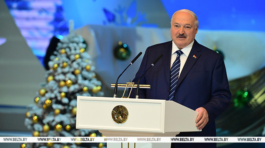 Lukashenko thanks teachers for creative labor, patience