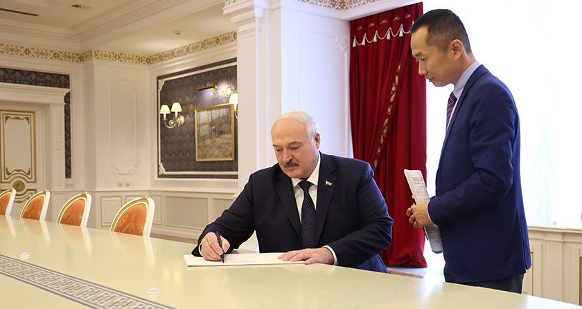 Очень недружественный шаг в духе американского шоу. Лукашенко высказался про сбитый над США шар
