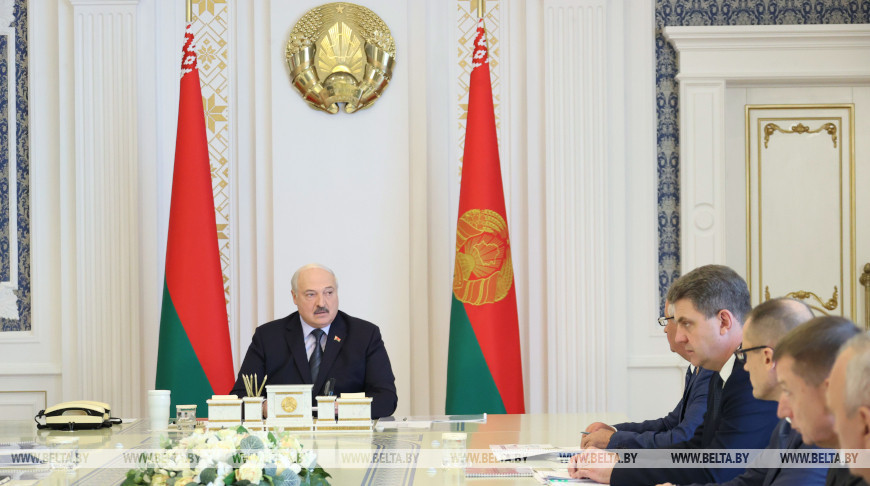 Lukashenko satisfied with performance of industrial sector, warns against complacency