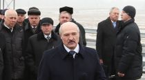 Лукашенко поручил разработать план по реконструкции автомобильных дорог местного значения