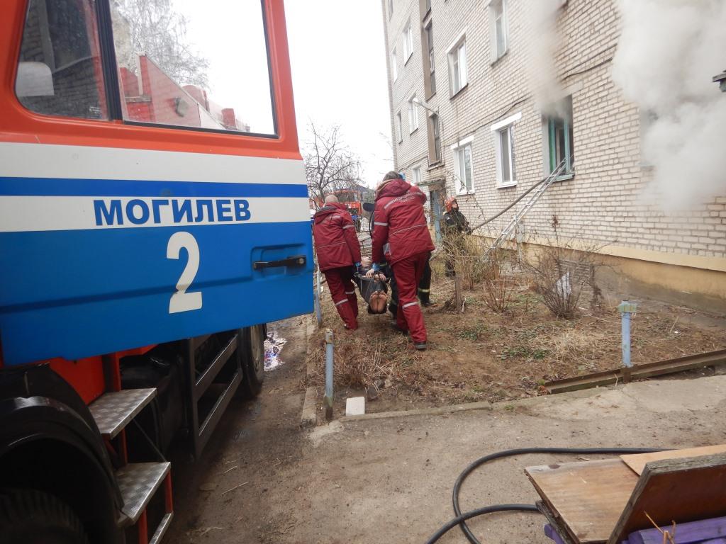 Работник МЧС в свободное от службы время спас на пожаре человека