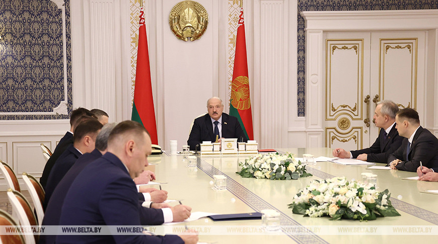 Lukashenko suggests ways to raise salaries for staff of local executive committees