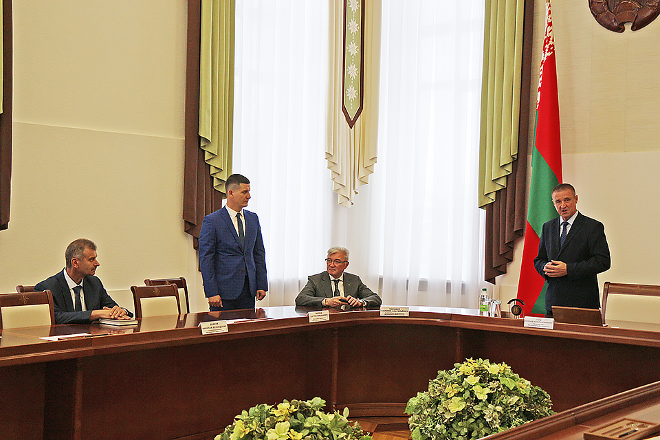 Л.Заяц представил новых заместителя председателя  и управляющего делами облисполкома