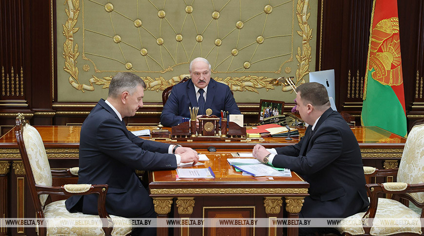 Президент Беларуси А.Г.Лукашенко принял с докладом об итогах работы и перспективах развития военно-промышленного комплекса заместителя премьер-министра Юрия Назарова и председателя Госкомвоенпрома Дмитрия Пантуса