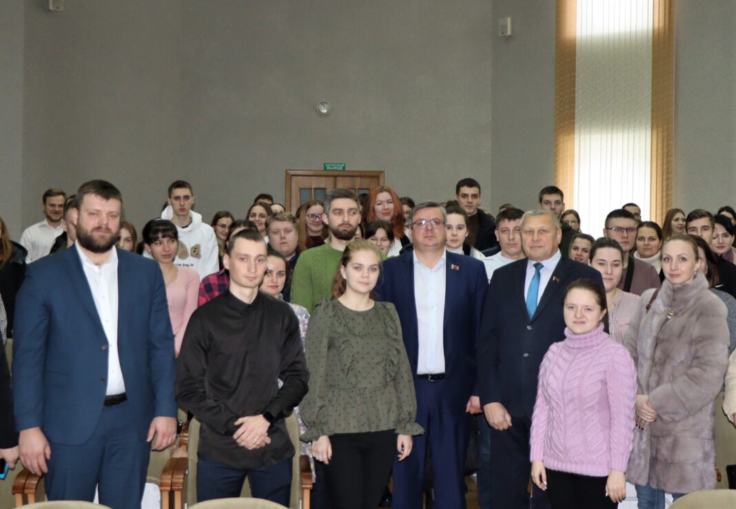 В райисполкоме прошел молодежный форум, в ходе которого диалоговую площадку с молодежным активом провели председатель райисполкома Константин Жигуцкий и председатель райсовета депутатов Сергей Сувеев