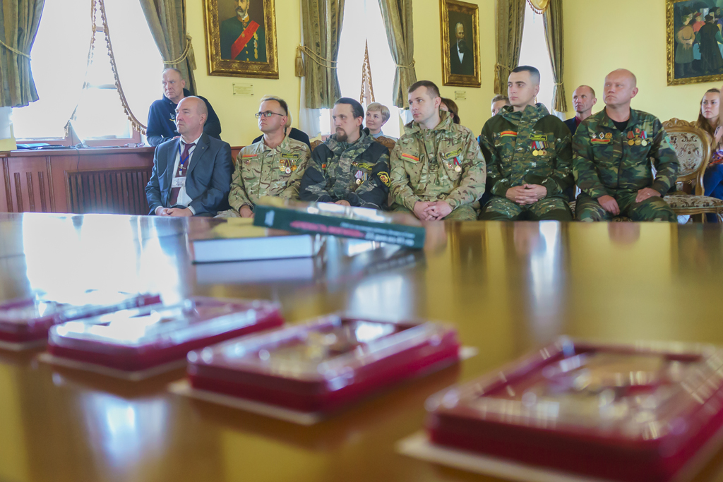 Поисковиков историко-патриотического клуба "Виккру" наградили медалями и знаками отличия Министерства обороны России