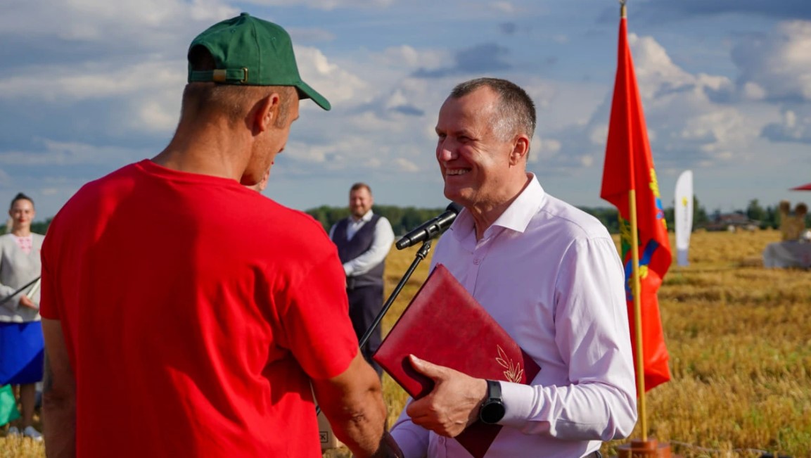 Первого комбайнера-тысячника чествовали в Могилевском районе. Фото