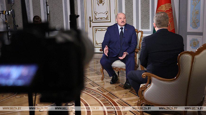 О прекращении войны, санкциях, свободе слова и демократии. Все подробности интервью Лукашенко для АР