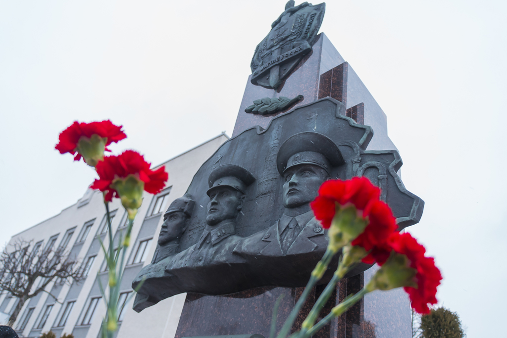 В Могилеве по случаю Дня сотрудника органов государственной безопасности состоялась церемония возложения цветов к памятнику «Чекистам Могилевщины»