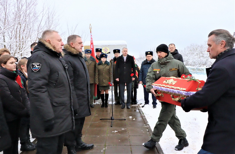 Останки неизвестных бойцов Красной Армии, погибших в годы ВОВ, сегодня перезахоронены в братскую могилу в д.Брицаловичи. Останки бойца, имя которого установлено, переданы для перезахоронения в Российскую Федерацию 