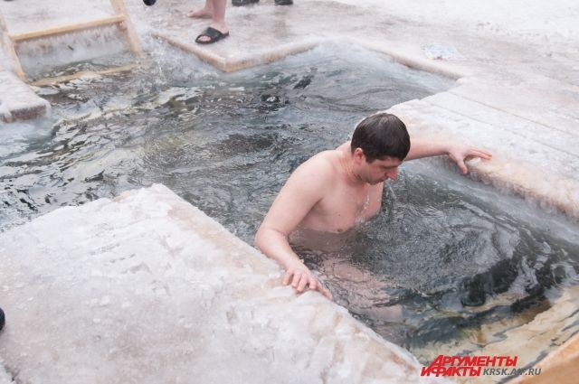 Зимний водоем и правила купания на Крещение