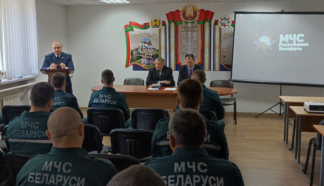 В рамках "Недели народного единства", приуроченных ко Дню народного единства прокурор района провел ряд встреч в трудовых коллективах
