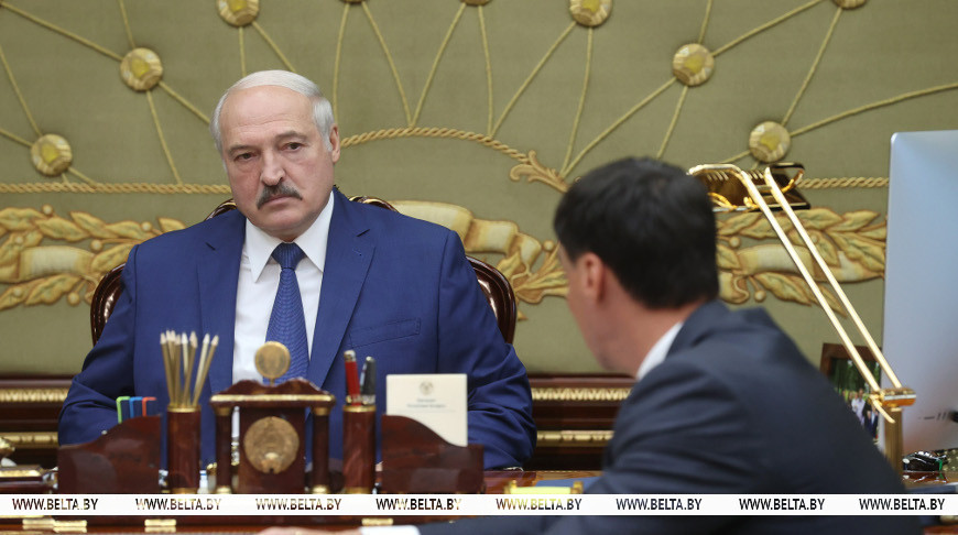 Александр Лукашенко, министр по налогам и сборам С.Наливайко и председатель Комитета госконтроля В.Герасимов во время рабочей встречи обсудили  как складывается сегодня бюджет Беларуси 