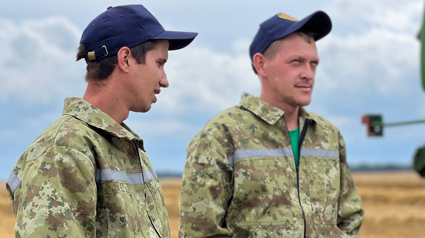 Першыя сярод моладзі: экіпаж з Кіраўскага раёна намалаціў больш за 1 тыс. тон збожжа новага ўраджаю