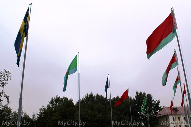 Флаги городов области украсили площадь Славы в МогилевеЧитать полностью:  http://news.tut.by/society/413647.html