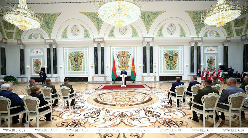 Лукашенко накануне Дня народного единства вручил госнаграды