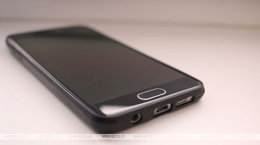 Кому разрешат пользоваться мобильниками в школе, рассказал министр образования