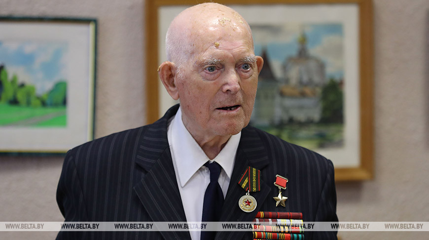 Президент поздравил с юбилеем Героя Советского Союза Василия Мичурина