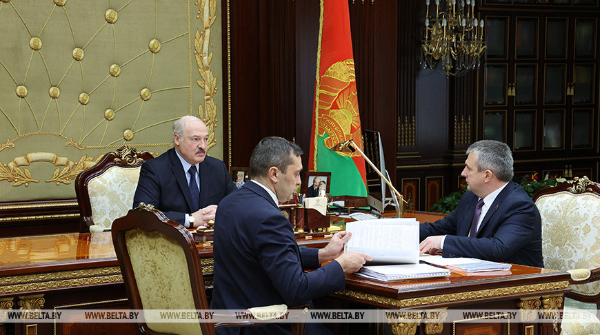 Президент Беларуси Александр Лукашенко принял с докладом вице-премьера Александра Субботина и Министра сельского хозяйства и продовольствия Ивана Крупко