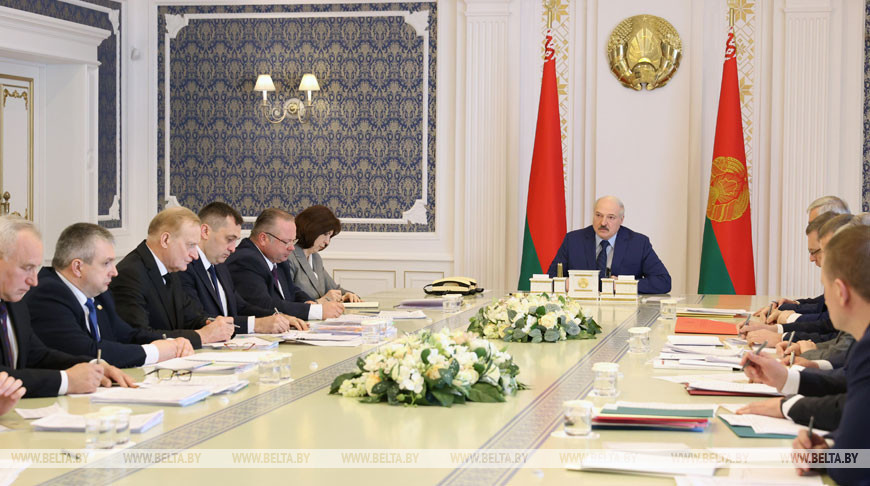 Президент провел совещание по ситуации в сфере АПК