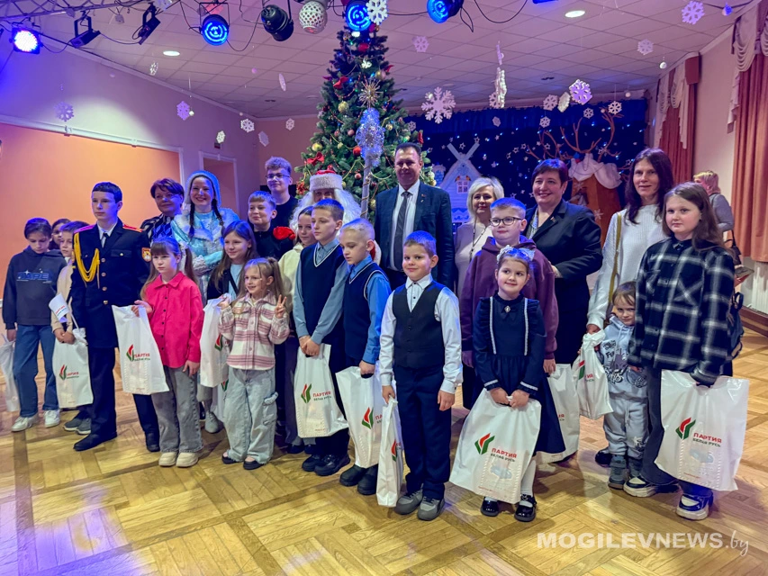 Партия «Белая Русь» подарила детям сказку: в театре кукол прошел  новогодний праздник. Фото