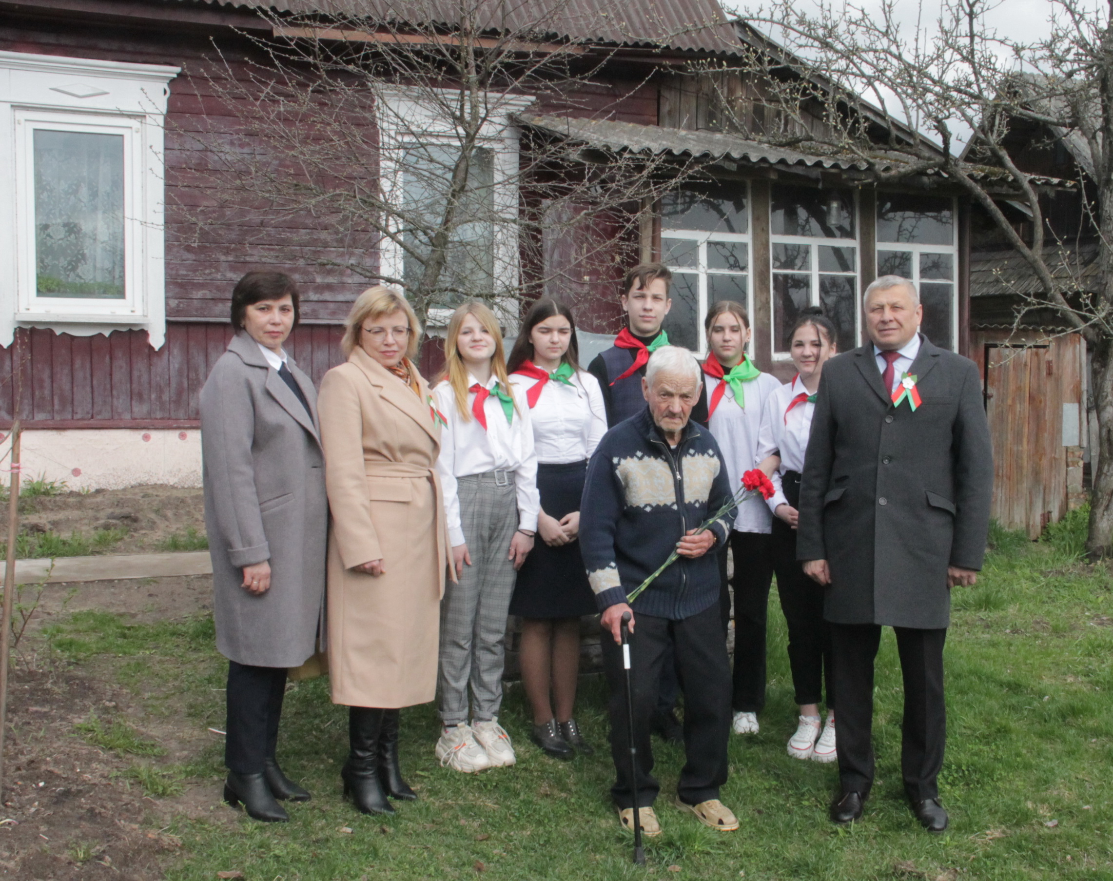 В канун 77-й годовщины  Победы советского народа в Великой Отечественной войне ветеранам вручают цветы и подарки 