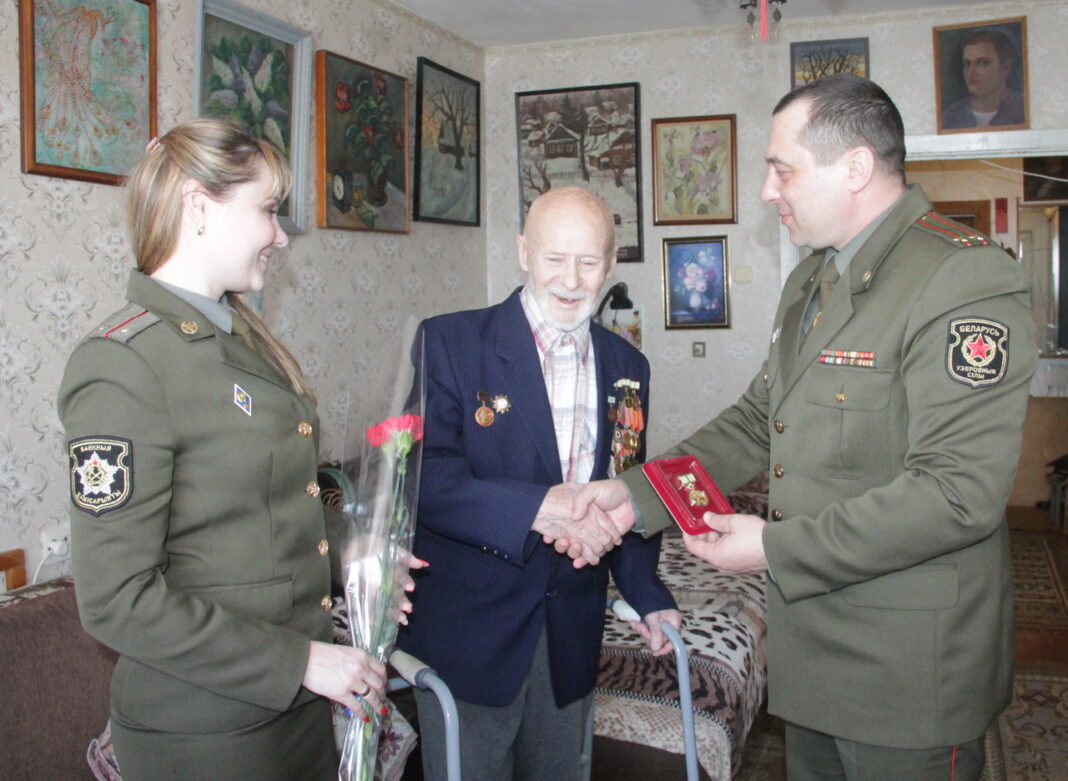 Осиповичанину Геннадию Вепреву вручили памятный знак