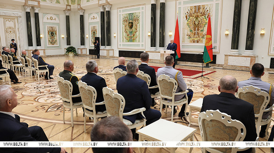 Лукашенко в преддверии священной даты - 80-летия Победы - вручил государственные награды