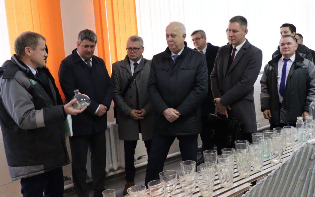 Анатолий Сивак на Елизовском стеклозаводе провел совещание по проблемам развития стекольного производства