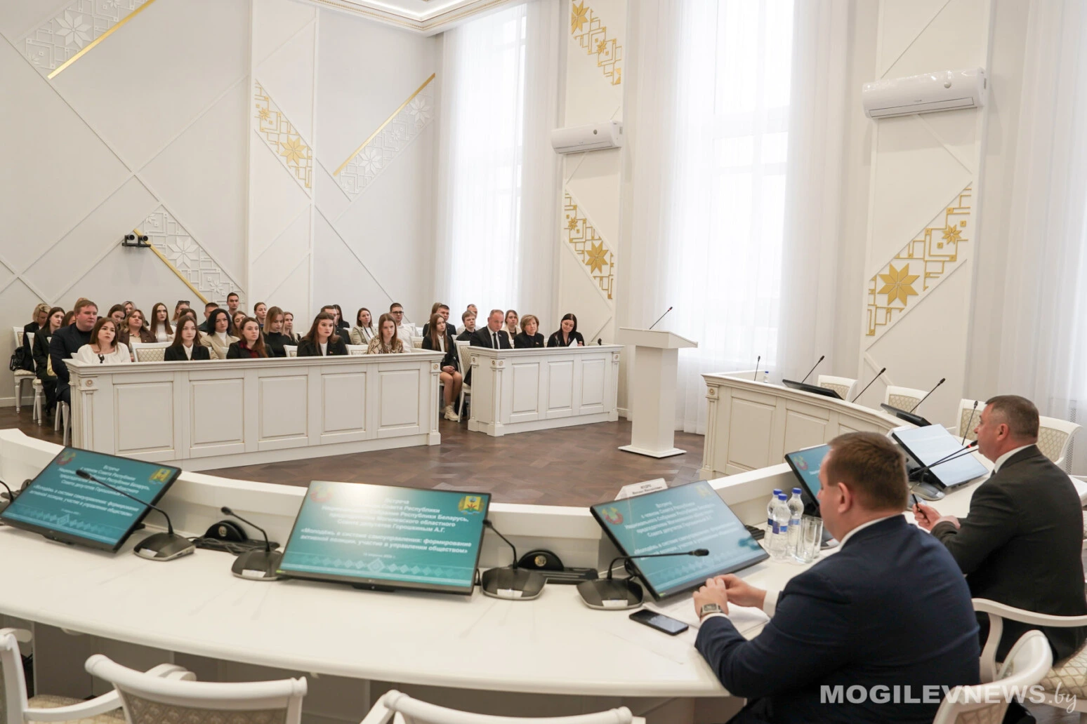 Молодая энергия — на благо страны. В облисполкоме прошла встреча представителей Молодежного совета при областном Совете депутатов с Александром Горошкиным