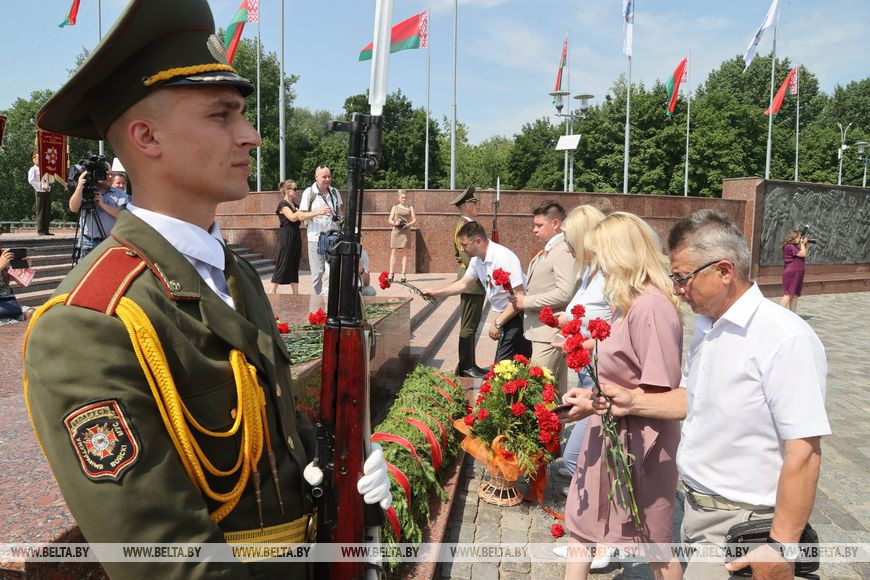 Возложение цветов, открытие выставок БелТА и музея истории ВОВ дали старт мероприятиям к юбилею Могилева