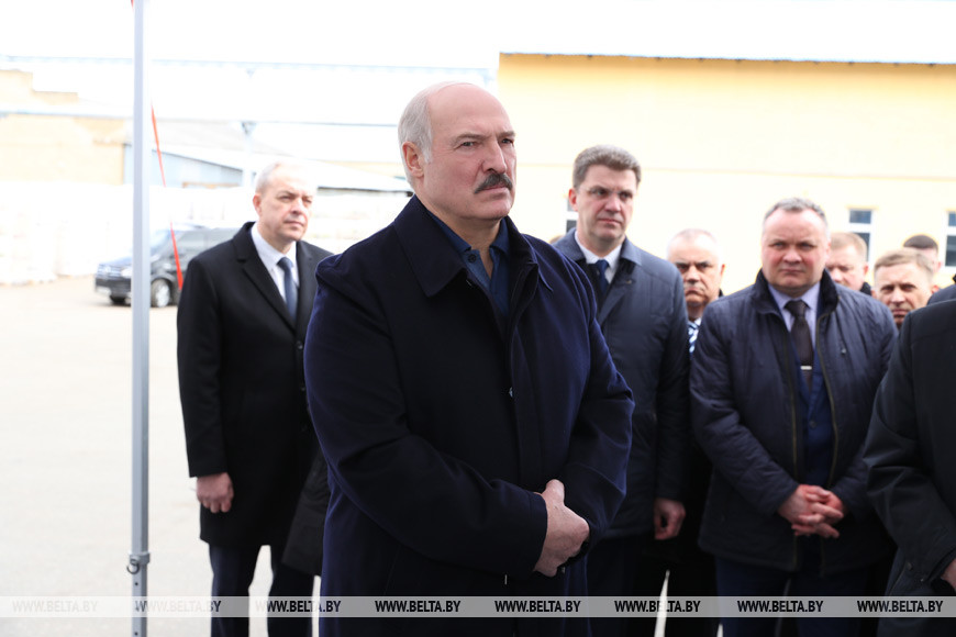 Лукашенко заявляет о необходимости начинать учебный процесс в школах со следующей недели
