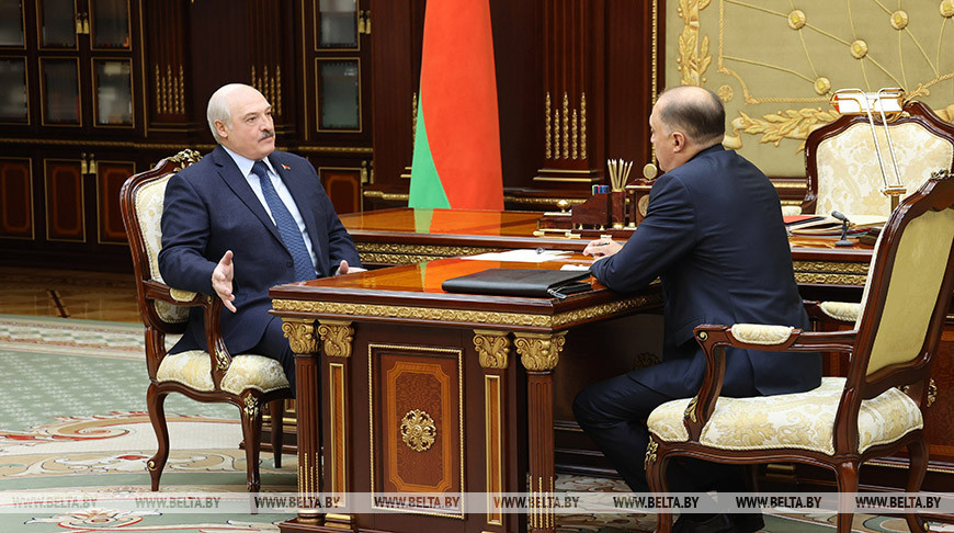 Новую рабочую неделю Александр Лукашенко начал со встречи с госсекретарем Совета безопасности Александром Вольфовичем. На обсуждении - пять резонансных тем