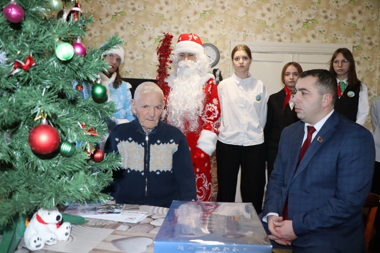 Ветерана Великой Отечественной войны поздравили с наступающими праздниками —  Новым годом и Рождеством
