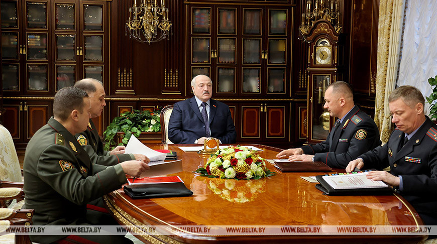 Lukashenko briefed on operational situation in Belarus