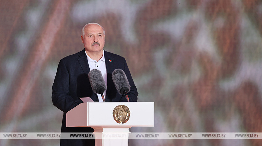 Лукашэнка: мы ганарымся сваёй зямлёй, не
адмовімся ад яе ні пры якіх абставінах. Выступление Президента Беларуси на
празднике "Купалье. Александрия собирает друзей"