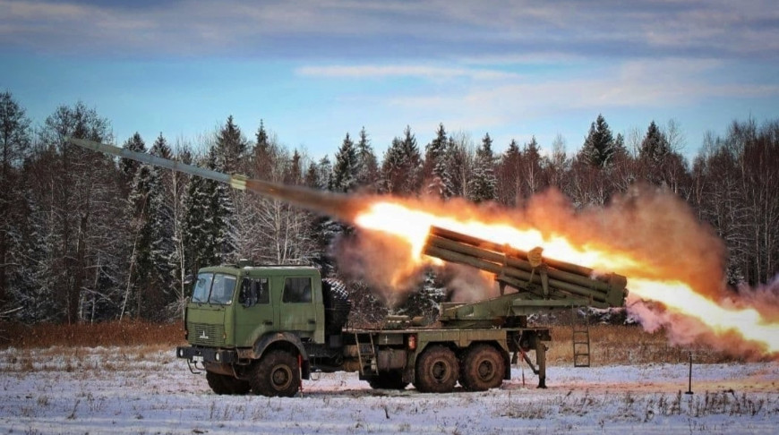 На военном полигоне "Осиповичский" испытывают модернизированную систему залпового огня "Ураган-М"