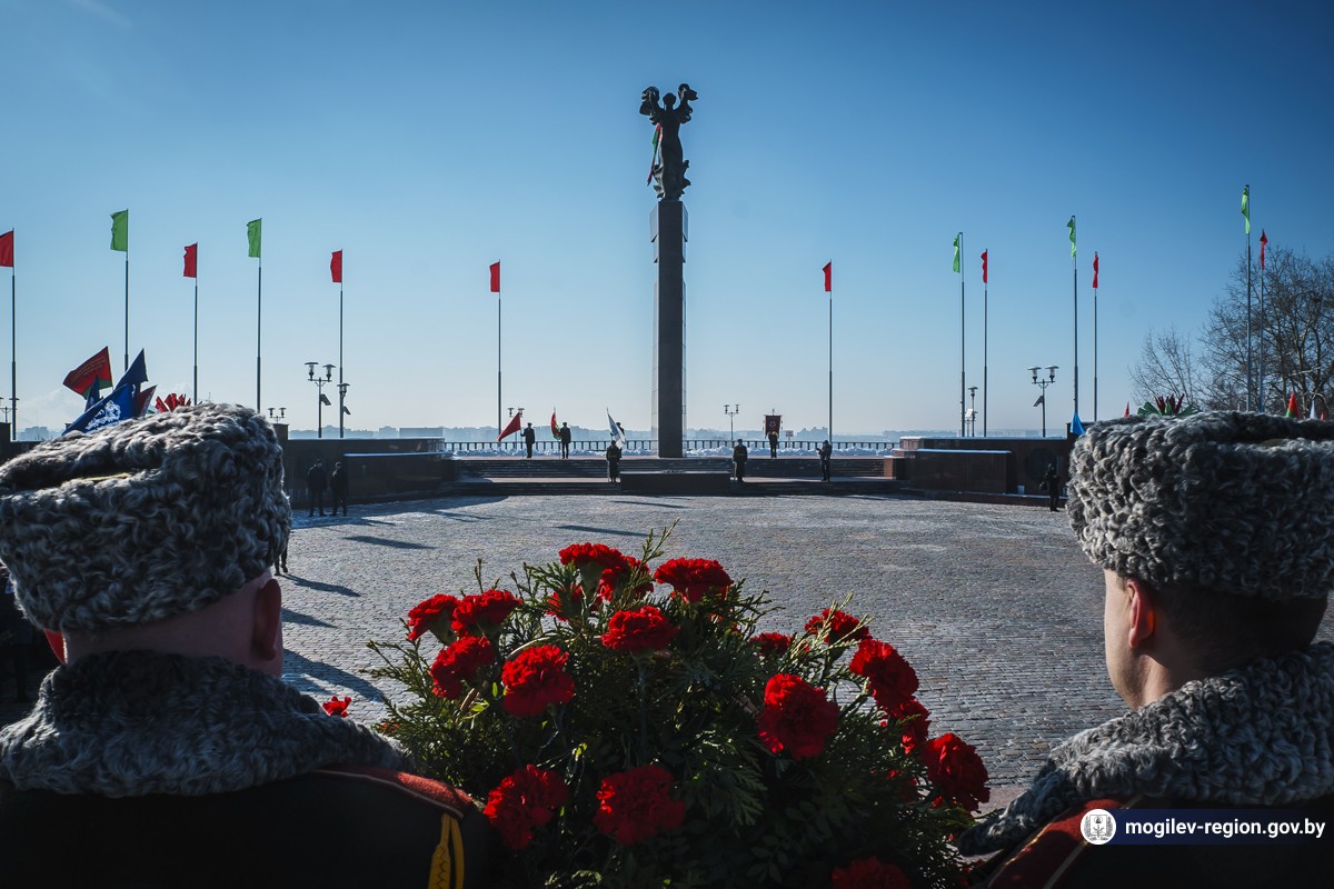 Торжественное мероприятие, посвященное Дню защитников Отечества и Вооруженных Сил Республики Беларусь состоялось на площади Славы в Могилеве