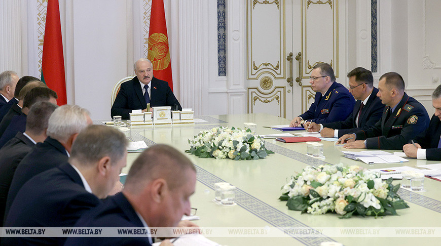 А.Лукашенко: рост мировых цен на продовольствие должен стать дополнительной возможностью для экономики. Президент провел совещание по вопросам организации уборочной кампании
