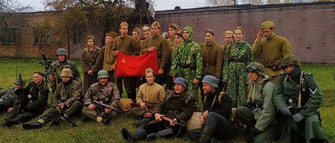 Участники военно-историчского клуба "Штык",учащиеся Лапичской СШ и их родители провели историческую реконструкцию, посвященную 80-летию создания партизанской бригады "За Родину"
