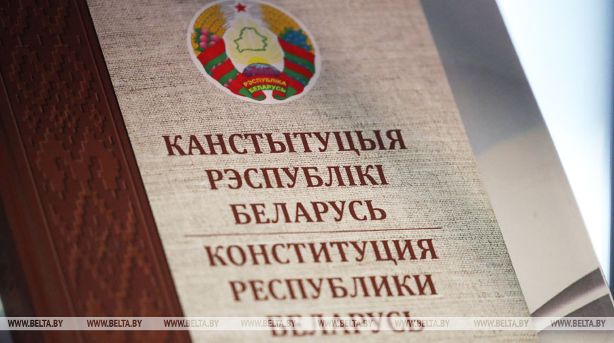Президент поздравил соотечественников с Днем Конституции