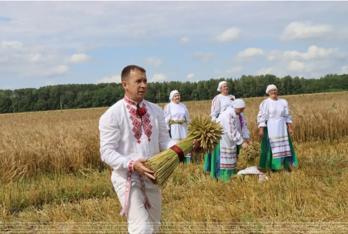 Са спадзяваннямі на добры ўраджай. У ААТ “ВязаўніцаАгра” адбылося свята “Зажынкі”