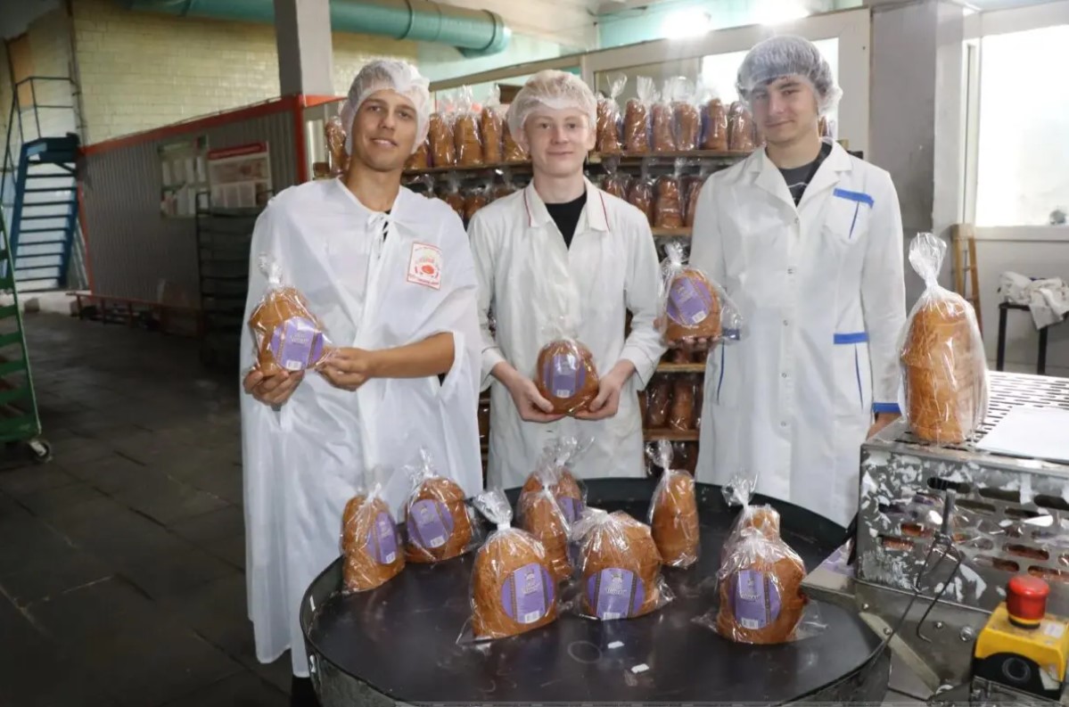 Студотряд с запахом хлеба. Учащиеся осиповичского колледжа в составе стройотряда помогают нашим хлебопекам.