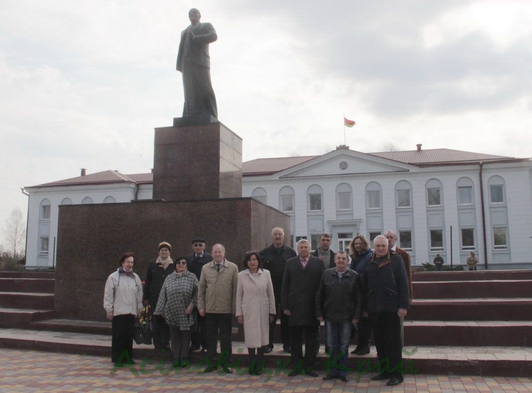 Торжественное мероприятие ко Дню рождения В.И.Ленина у памятника на центральной площади города проведено 22 апреля 