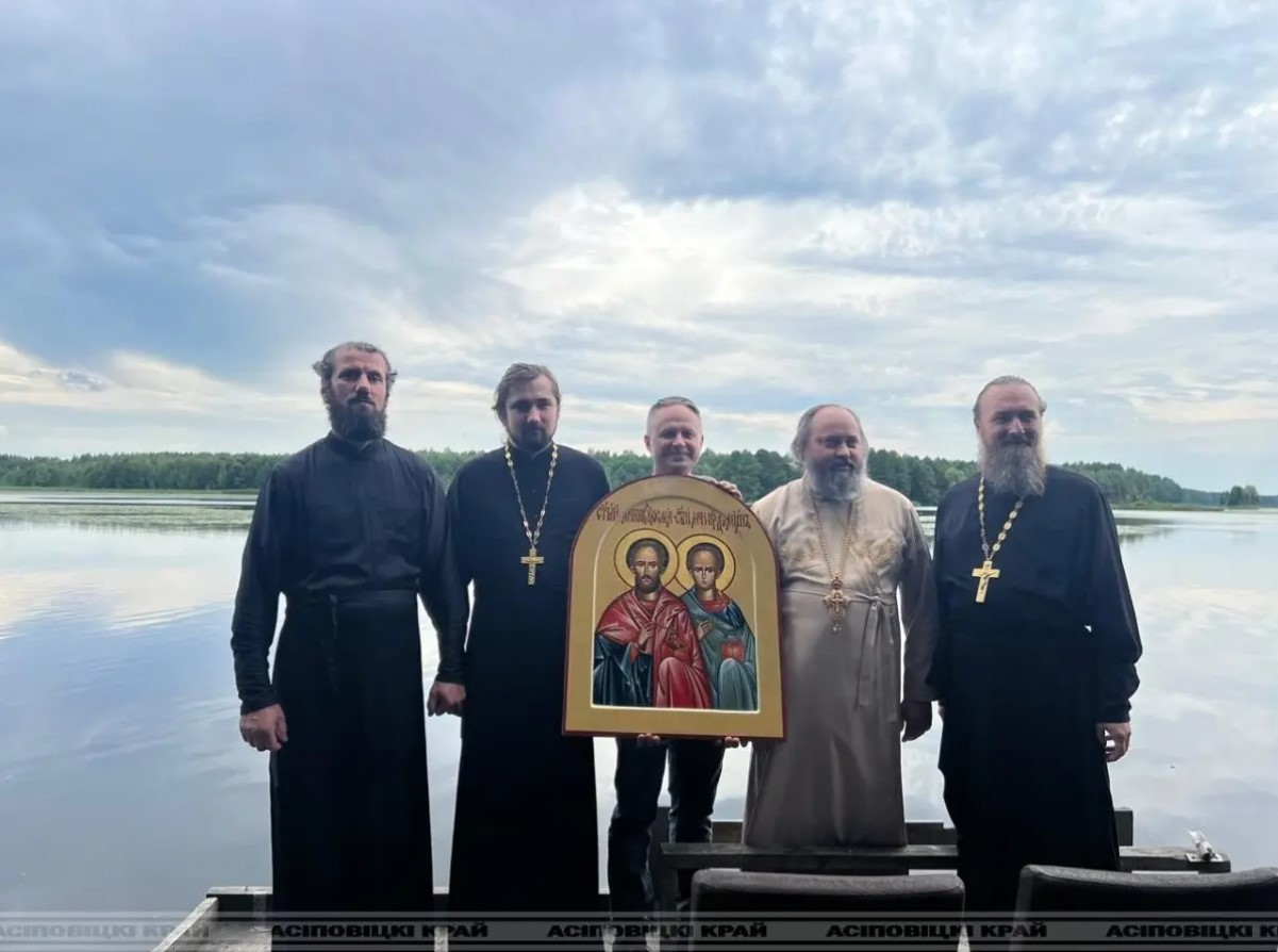 Уроженец деревни Зборск Осиповичского района Михаил Федоров передал местным жителям икону святых Космы и Дамиана Римских